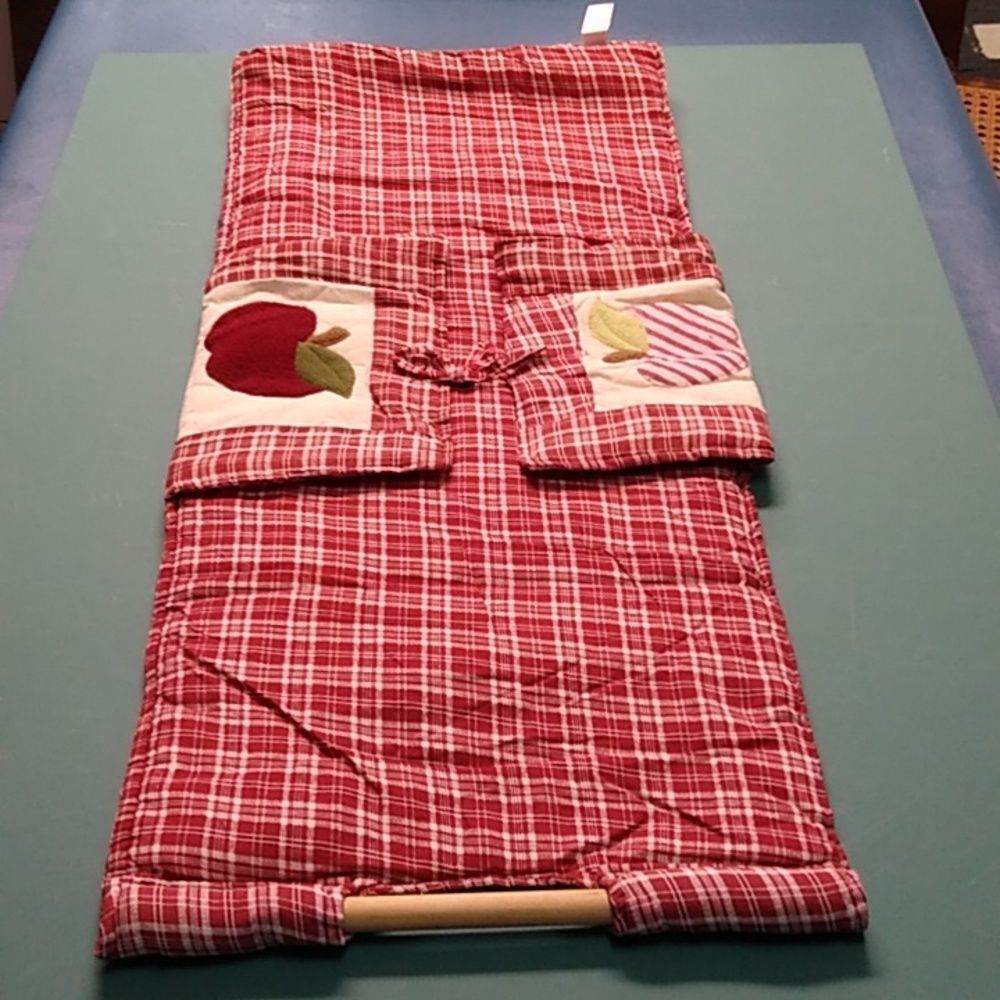 Covered Dish Carrier Red Plaid Apple Quilt with Wooden Handles Cottagecore - Picture 2 of 7